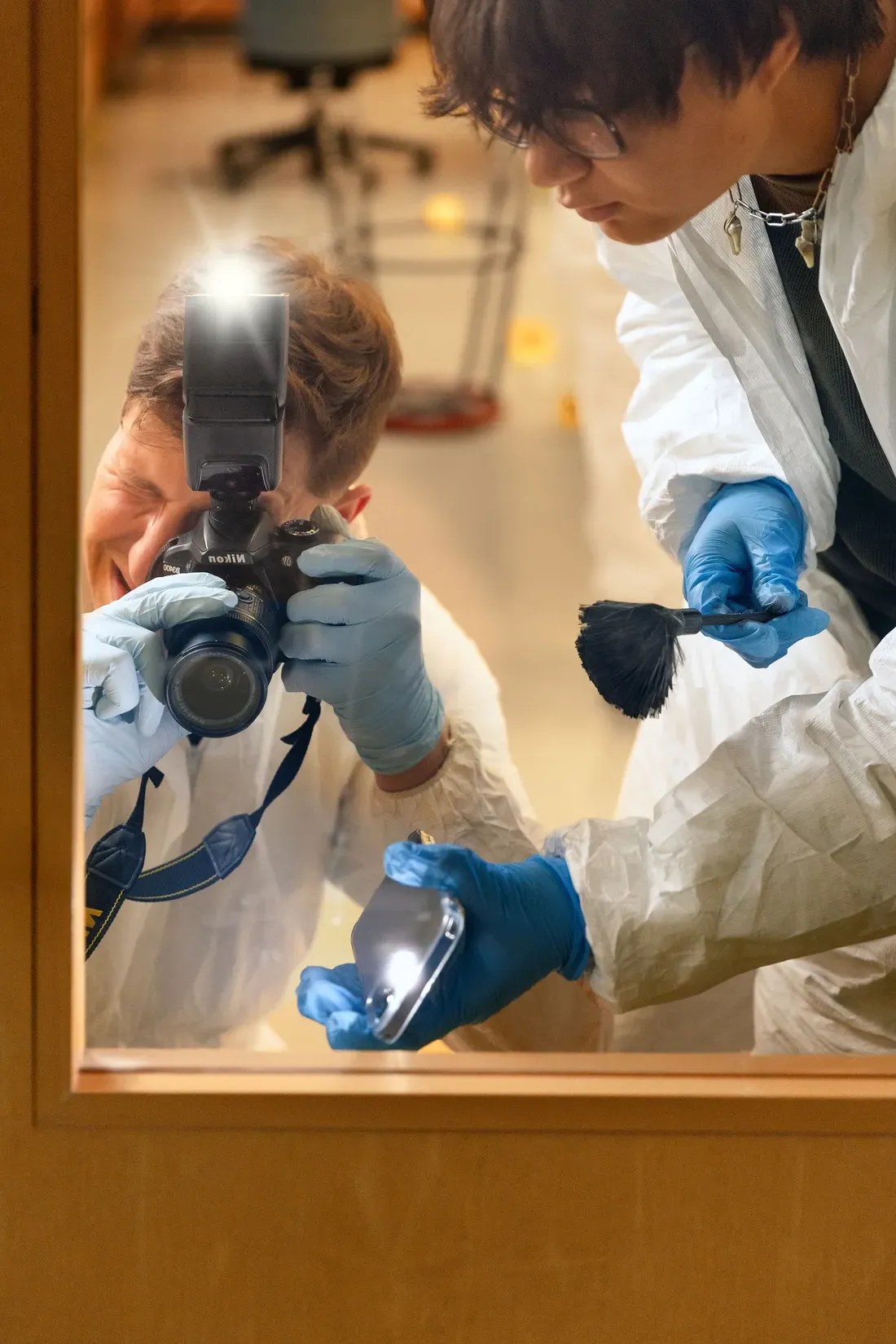 Raphael Grollmus taking a photo in a forensics lab.